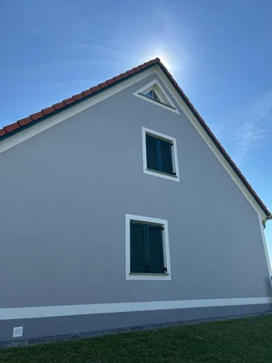 Saubere Hausfassade nach professioneller Fassadenreinigung in der Steiermark